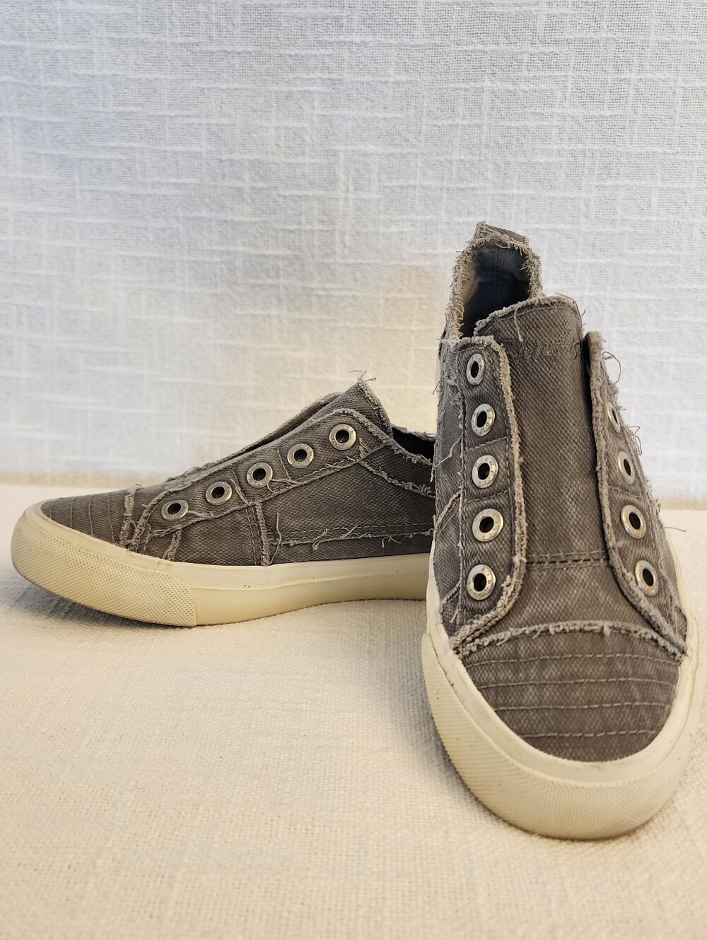 Blowfish W 7 Malibu Womens Play Sneaker, laceless Slip On Distressed Gray A456
